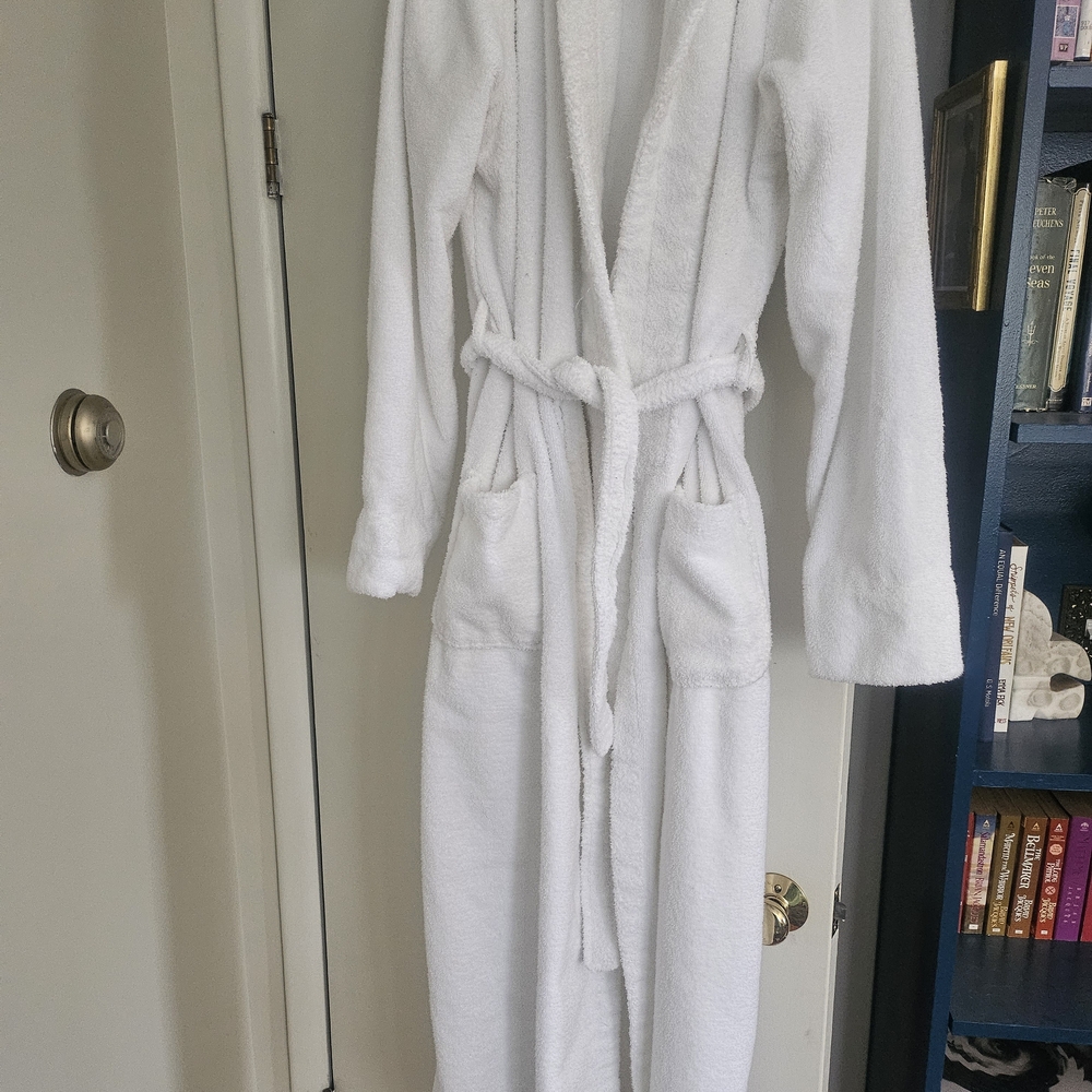 Cozy White Hooded Robe - Picture 4 of 5
